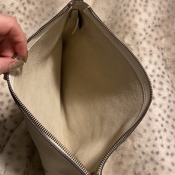 Authentic GUCCI pouch bag.  Barely used, extremely clean. - Picture 4 of 8